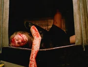 Wer hat die virtuose Geigerin Laura Booth (Marin Ireland) in der Pause einer Opernvorstellung ermordet?
