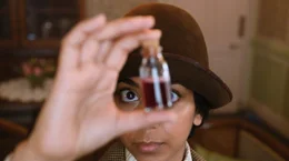 Die Polizeibeamtin Gladys Moss (Anjana Vasan) will die Wahrheit hinter der r&auml;tselhafte Schmutzkampagne aufdecken!