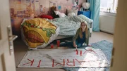 Floor (Bobbie Mulder) bereitet eine Überraschung vor. Floor (Bobbie Mulder) bereitet eine Überraschung vor.