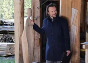 Constantin Klumpp (Robert Besta) bewundert Sophies Stelen.