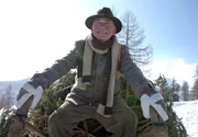 Franz (Heinz Marecek) kümmert sich um einen angemessenen Christbaum. Franz (Heinz Marecek) kümmert sich um einen angemessenen Christbaum.