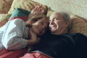 Gerdi (Senta Berger) erliegt dem spröden Charme ihres Taxikollegen Frank (Michael Gwisdek). Gerdi (Senta Berger) erliegt dem spröden Charme ihres Taxikollegen Frank (Michael Gwisdek).