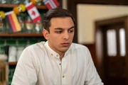 Leon (Joel Akg&uuml;n) wird nachdenklich, als Stadlbauer die defekte Kegelbahn kritisiert.