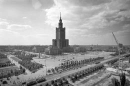 Im noch vom Zweiten Weltkrieg gezeichneten Warschau stand der Kulturpalast wie ein wei&szlig;er Palast im Nichts.
