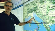 Alessandro Amato im Überwachungsraum des INGV (Istituto Nazionale die Geofisica e Vulcanologia). Seit der Gründung des Institutes arbeitet Amato am Ausbau eines Seismometer-Netzwerkes in Italien. Jeder Punkt auf der Karte markiert eine geodynamische Aktivität. Alessandro Amato im Überwachungsraum des INGV (Istituto Nazionale die Geofisica e Vulcanologia). Seit der Gründung des Institutes arbeitet Amato am Ausbau eines Seismometer-Netzwerkes in Italien. Jeder Punkt auf der Karte markiert eine geodynamische Aktivität.