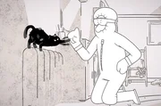 Nach einem seiner n&auml;chtlichen Streifz&uuml;ge kriecht Moustique dreckig in St&eacute;phanes Bett. St&eacute;phane zieht sich Schutzkleidung &uuml;ber, um seine Katze zu waschen.