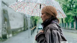 Iza (Joanna Kulig) holt Aniela aus dem Gef&auml;ngnis ab.