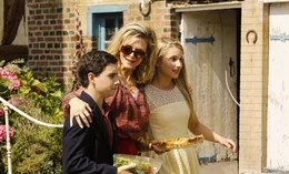 Unter dem Familiennamen "Blake" wollen Warren (John D'Leo), Maggie (Michelle Pfeiffer) und Belle (Dianna Agron, r.) im Zeugenschutzprogramm ein neues, ruhiges Vorstadtleben in der franz&ouml;sischen Normandie aufbauen.