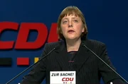 Das Jahr 2000 – Berlin startet als Regierungssitz ins neue Jahrtausend und Staatsgäste, wie Bill Clinton und Wladimir Putin, geben sich die Klinke in die Hand. Angela Merkel wird neue CDU-Vorsitzende und ein Berliner Pilot rettet 148 Menschen das Leben. Eine Berlin-Chronik der Superlative: Fünf Jahrzehnte von 1961, dem Jahr des Mauerbaus, bis 2009 als Berlin eine Weltstadt im 21. Jahrhundert ist. - Foto: Angela Merkel wird erste Vorsitzende der CDU. Das Jahr 2000 – Berlin startet als Regierungssitz ins neue Jahrtausend und Staatsgäste, wie Bill Clinton und Wladimir Putin, geben sich die Klinke in die Hand. Angela Merkel wird neue CDU-Vorsitzende und ein Berliner Pilot rettet 148 Menschen das Leben. Eine Berlin-Chronik der Superlative: Fünf Jahrzehnte von 1961, dem Jahr des Mauerbaus, bis 2009 als Berlin eine Weltstadt im 21. Jahrhundert ist. - Foto: Angela Merkel wird erste Vorsitzende der CDU.