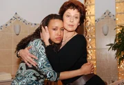 Charlotte (Mona Seefried, r.) nimmt Samia (Dominique Siassia, l.) tröstend in den Arm. Charlotte (Mona Seefried, r.) nimmt Samia (Dominique Siassia, l.) tröstend in den Arm.