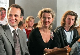 Wirt Rudi (Peter Raffalt) kommt mit seiner Frau (Margarita Broich) und Sohn Markus (Marc M. Metzger) auch zum Gottesdienst.