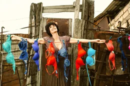 Die vergessliche Frau (Paz Vega) l&auml;sst ihre bunte BH‐Kollektion aus Versehen auf der Leine h&auml;ngen.