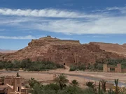 Das befestigte Dorf Aït-Ben-Haddou am Fuße des Atlasgebirges. Das befestigte Dorf Aït-Ben-Haddou am Fuße des Atlasgebirges.