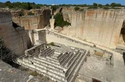 Der alte Steinbruch „pedreres de s´Hostal“ ist heute ein Sehnsuchtsort auf Menorca. Mit einem Labyrinth, unterirdischen Gärten und Bildhauer-workshops. Der alte Steinbruch „pedreres de s´Hostal“ ist heute ein Sehnsuchtsort auf Menorca. Mit einem Labyrinth, unterirdischen Gärten und Bildhauer-workshops.