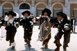 Die drei Musketiere Aramis (Richard Chamberlain, links), Porthos (Frank Finlay, 2. von rechts) und Athos (Oliver Reed, rechts) gemeinsam in Aktion mit D'Artagnan (Michael York) in Richard Lesters Verfilmung.