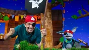 Fidi und Juri spielen gr&auml;ssliche Piraten im Baumhaus.