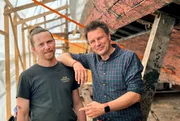 Andre Gatzke (r) und Bootsbauer Henrik Puhane auf der Werft in Isegran. Andre Gatzke (r) und Bootsbauer Henrik Puhane auf der Werft in Isegran.