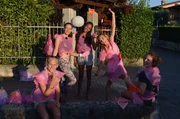 Jolina, Kaya, Serena, Luna und Natalie (v.l.n.r.) beim M&uuml;lltrennen.