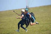 Natalie im Tandemsprung beim Paragliding