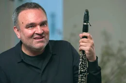 Der Komponist J&ouml;rg Widmann erz&auml;hlt begeistert vom "Drive", den Henzes Musik auf ihn aus&uuml;bt.