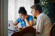 "Keine Garantie. Nur Selbstabholung" &ndash; Simon und Lea, ein junges Paar, wollen ihre l&auml;dierte Waschmaschine lieber online verscherbeln, als sie selbst zu entsorgen.