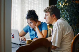 "Keine Garantie. Nur Selbstabholung" &ndash; Simon und Lea, ein junges Paar, wollen ihre l&auml;dierte Waschmaschine lieber online verscherbeln, als sie selbst zu entsorgen.