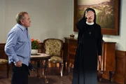 Schwester Hanna (Janina Hartwig) hilft W&ouml;ller (Fritz Wepper) in seinem neuen Anzug.