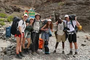 Endlich sind alle fertig und die Wanderung ins Landesinnere kann losgehen. Endlich sind alle fertig und die Wanderung ins Landesinnere kann losgehen.