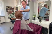 Friseurmeister in 4. Generation: Yared Dibaba bei Gerhard Helmsen (rechts) Friseurmeister in 4. Generation: Yared Dibaba bei Gerhard Helmsen (rechts)