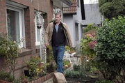 Niemand &ouml;ffnet, da geht Finn (Sven Martinek) kurzerhand zum Hintereingang des Hauses.