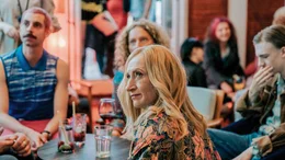 Aniela Wesoly (Małgorzata Hajewska, vorne) und ihr Sohn Jasiek (Franciszek Englert, rechts) feiern nach der gewonnenen Gerichtsverhandlung zur Geschlechtsangleichung in einer Bar.