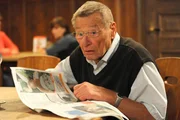 Entsetzt entdeckt Alois (Erich Hallhuber) sein Hasenfoto f&uuml;r die Gebisshaftcreme im Lansinger Wochenblatt. Weiteres Bildmaterial finden Sie unter www.br-foto.de.
