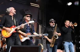 "Verdammt lang her", dass Wolfgang Niedecken (2.v.l.) 1976 vor einem halben Jahrhundert seine Band gr&uuml;ndete! 50 Jahre BAP, das sind auch 50 Jahre Musikgeschichte. Manche Bands begleiten Generationen, manche Songs werden zum Soundtrack eines Lebens. Und manche Geschichten sind so eng mit dem Westen verbunden, dass sie l&auml;ngst Teil der kulturellen Identit&auml;t unseres Landes geworden sind. BAP geh&ouml;rt zu diesen Geschichten. Am 1. August zeigt das WDR Fernsehen in einer 120-min&uuml;tigen Sonderausgabe das gro&szlig;e Jubil&auml;umskonzert "50 Jahre BAP" aus dem K&ouml;lner RheinEnergieStadion. Vor zehntausenden begeisterten Fans feierte die Band um Wolfgang Niedecken im Juli 2026 ihr au&szlig;ergew&ouml;hnliches Jubil&auml;um - ein Abend voller Emotionen, Erinnerungen und musikalischer H&ouml;hepunkte aus f&uuml;nf Jahrzehnten Bandgeschichte.