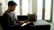 „Ohne das umgebaute Bürohaus hätte ich keine Wohnung gefunden“, sagt Mieter Adil Bouthiche. „Ohne das umgebaute Bürohaus hätte ich keine Wohnung gefunden“, sagt Mieter Adil Bouthiche.