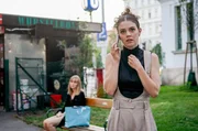 (v.li.): Theresa Riess (Tiziana Sund), Anja Pichler (Jennifer Tichy).
