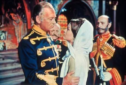 Zar Alexander II. (Curd J&uuml;rgens) und die verarmte Prinzessin Katja Dolgoruki (Romy Schneider) haben sich leidenschaftlich verliebt.