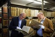In der Bayerischen Staatsbibliothek in M&uuml;nchen besch&auml;ftigen sich Harald Lesch (r.) und Thomas Schwartz (l.) mit den vielen Facetten des Staunens und wie wir Staunen wieder lernen k&ouml;nnen.