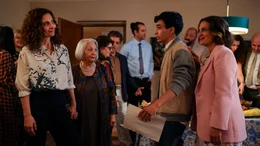 Fa (Proschat Madani, links), ihre Schwester Samira (Nicole Ansari-Cox, rechts) und deren Sohn Arash (Nima Immanuel Farsadpoor, Mitte rechts) feiern das Neujahrsfest, bei dem Fas Mutter (Gohar Nurbakhsh, 2. von links), versucht, Fa zu verkuppeln.