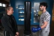 Nicks (Raphael Kalkowski) Wut auf Dragan bricht sich Bahn, als er überlegt, wie er ihn konfrontieren soll. Links Lucie (Julia Wiedemann). Nicks (Raphael Kalkowski) Wut auf Dragan bricht sich Bahn, als er überlegt, wie er ihn konfrontieren soll. Links Lucie (Julia Wiedemann).