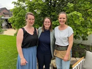 Familie Bures aus Monheim am Rhein wünscht sich einen Garten, in dem es in allen Ecken summt und blüht. Dafür wollen die beiden Gartenprofis Benjamin Balsam und Marius Surmann nur heimische Pflanzen und Gehölze in ihre Konzepte einfließen lassen. Wer von beiden holt sich den Auftrag? Im Bild: Familie Bures (l.) und Moderatorin Eva Brenner (r.) Familie Bures aus Monheim am Rhein wünscht sich einen Garten, in dem es in allen Ecken summt und blüht. Dafür wollen die beiden Gartenprofis Benjamin Balsam und Marius Surmann nur heimische Pflanzen und Gehölze in ihre Konzepte einfließen lassen. Wer von beiden holt sich den Auftrag? Im Bild: Familie Bures (l.) und Moderatorin Eva Brenner (r.)
