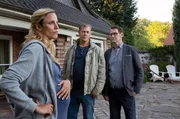 Alexander Hoffmann, ein Ex-Trinker, wurde in seinem Haus am Wasser niedergestochen und tödlich verletzt. Die Lübecker Ermittler Finn (Sven Martinek, M.), Lars (Ingo Naujoks, r.) befragen Sabine Ahlgrimm (Isabel Thierauch, l.). In welcher Verbindung stand sie zu dem Toten. Alexander Hoffmann, ein Ex-Trinker, wurde in seinem Haus am Wasser niedergestochen und tödlich verletzt. Die Lübecker Ermittler Finn (Sven Martinek, M.), Lars (Ingo Naujoks, r.) befragen Sabine Ahlgrimm (Isabel Thierauch, l.). In welcher Verbindung stand sie zu dem Toten.
