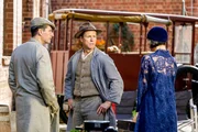 (v.li.): Anthony Sharpe (Cec Yates), Travis McMahon (Bert), Essie Davis (Phryne Fisher).