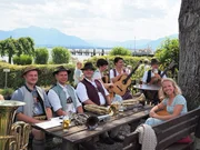 De boarische Bris' mit Moderatorin Susanne Wiesner am Chiemsee.
