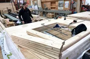 Bohle für Bohle entstehen die Hauswände für ein Modellhaus bei Holzbau Zultner. Bohle für Bohle entstehen die Hauswände für ein Modellhaus bei Holzbau Zultner.