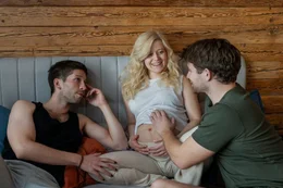 Vince (Slavko Popadic, l.), die hochschwangere Alma (Camille Dombrowsky, M.) und Tomek (Simon Morz&eacute;, r.) haben es sich in Julianes Bett gem&uuml;tlich gemacht. Von welchem der beiden jungen M&auml;nner das Kind ist, wei&szlig; das Trio nicht.