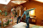 Sam (Yann Cosack, re.) und sein Vater (Jochen Schropp, li.) sind vom Sams neues Zimmer begeistert Sam (Yann Cosack, re.) und sein Vater (Jochen Schropp, li.) sind vom Sams neues Zimmer begeistert