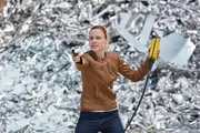 Katja Schubert (Nadja Becker) will das Modul gegen ihren Sohn tauschen...
