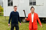 Bankräuber Martin Draheim (Adam Venhaus, l.) scheint sich mit Geisel Katrin Ohlschläger (Janina Elkin, r.) gegen seinen Bruder verbündet zu haben. Bankräuber Martin Draheim (Adam Venhaus, l.) scheint sich mit Geisel Katrin Ohlschläger (Janina Elkin, r.) gegen seinen Bruder verbündet zu haben.