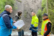 Horst Hofmann plant mit Experten den Gefahrenschutz: Der Aufwand ist groß, denn die Arbeiten finden in abgelegenen Tälern statt. Horst Hofmann plant mit Experten den Gefahrenschutz: Der Aufwand ist groß, denn die Arbeiten finden in abgelegenen Tälern statt.