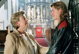 Pastorin Carla Bergmann (Marie-Luise Marjan) sorgt daf&uuml;r, dass Markus (Marc M. Metzger) nicht auf die schiefe Bahn ger&auml;t.